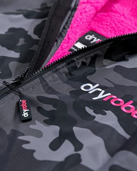 Picture of dryrobe® Advance Long Sleeve - Black Camouflage Pink